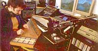 home studiste en train de sampler un dulcimer